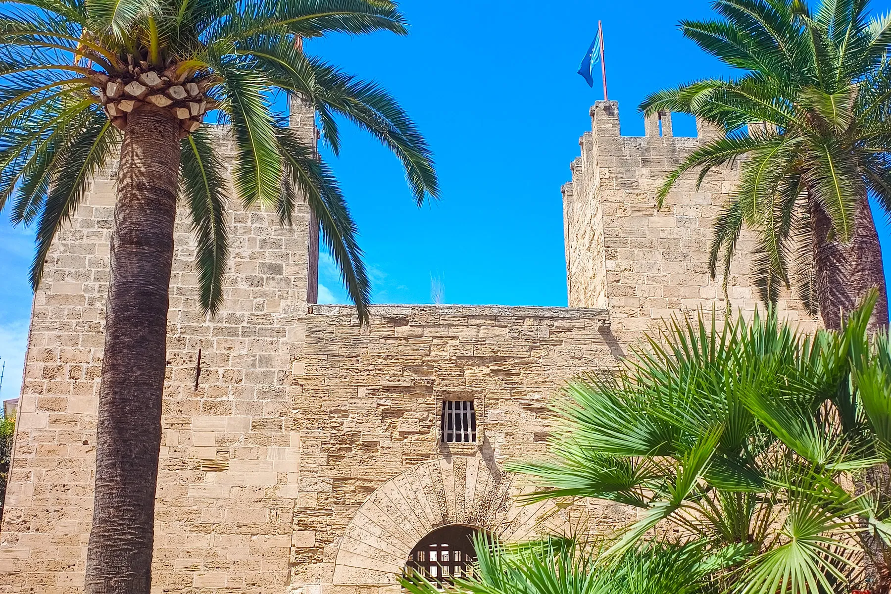Brama Porta del Moll w murach Alcudii